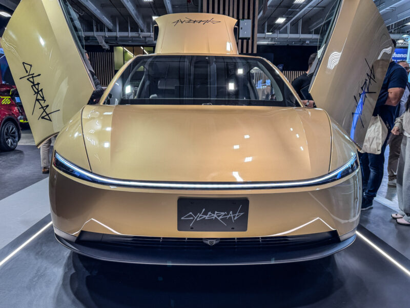 Передняя часть Tesla Cybercab на Парижском автосалоне