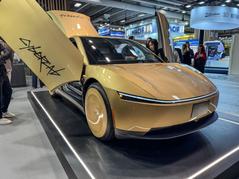 Tesla Cybercab в трёхчетвертном ракурсе спереди