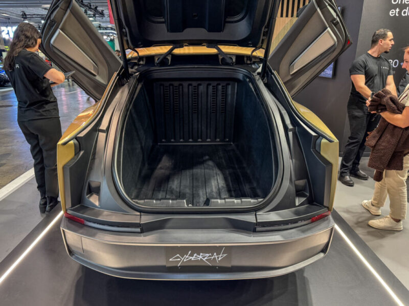 Корма Tesla Cybercab с трёхъярусной светотехникой