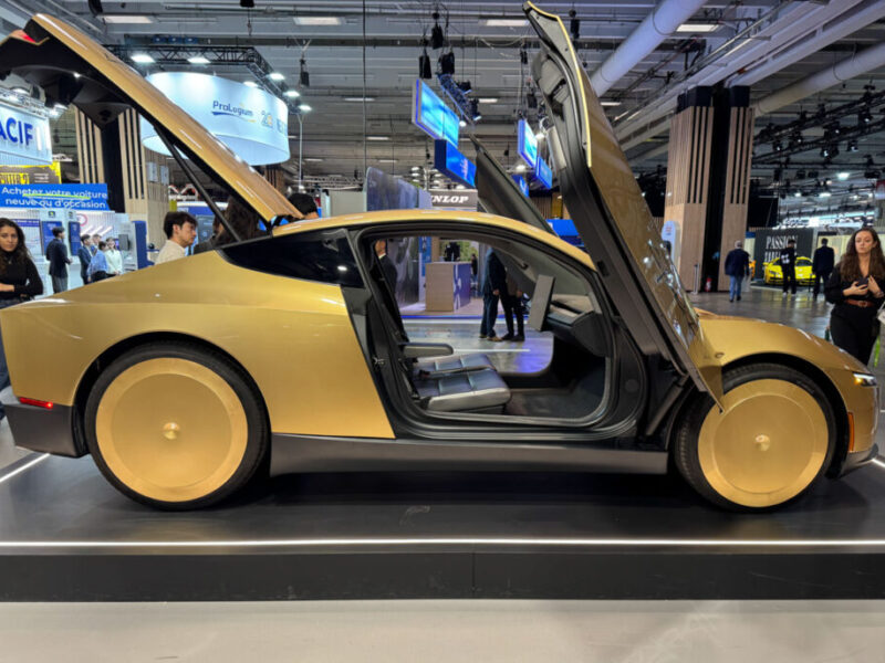 Tesla Cybercab в профиль: двери-&laquo;крылья чайки&raquo;
