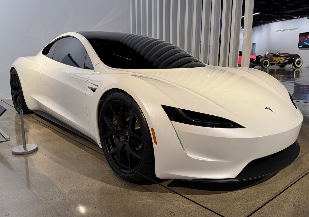 Новый Tesla Roadster: премьера 15 октября 2026 года, старт продаж в 2027-м