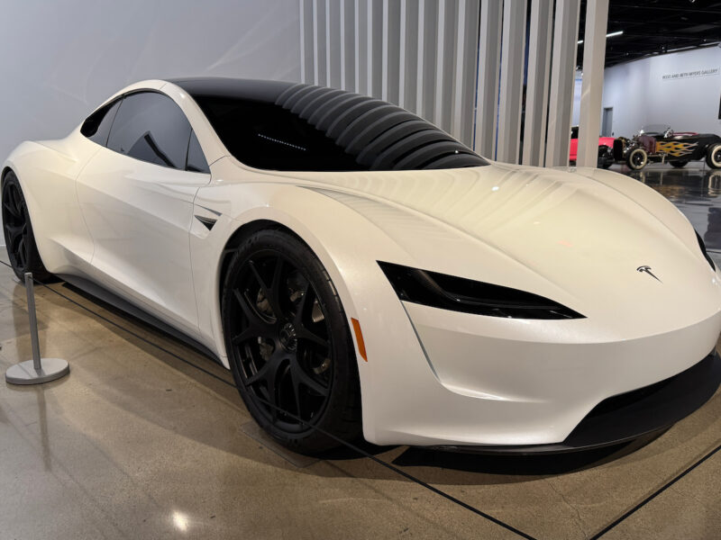 Новый Tesla Roadster второго поколения, вид спереди-сбоку