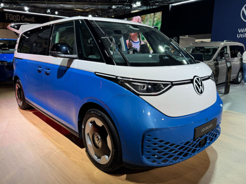 Обновлённый Volkswagen ID. Buzz, три четверти спереди