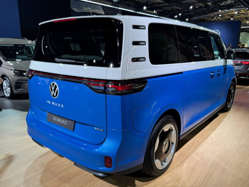 Обновлённый Volkswagen ID. Buzz, три четверти сзади