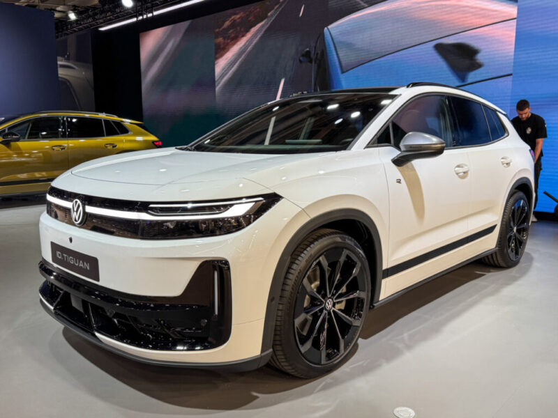 Volkswagen ID. Tiguan R-Line: вид спереди-сбоку