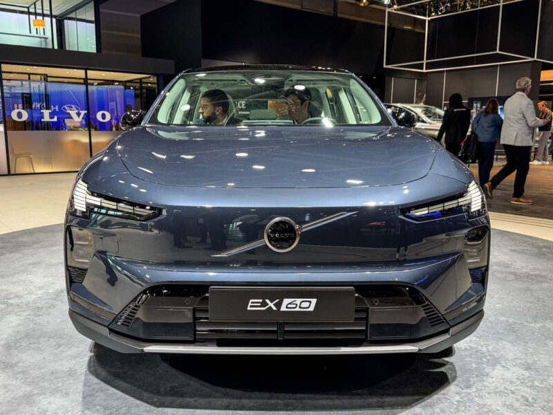 Volvo EX60: вид спереди