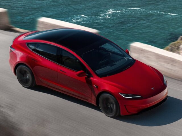 Tesla обновила Model 3 для Китая: экран 16 дюймов, V2L и серый салон