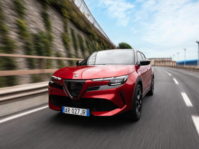 Alfa Romeo обновила кроссовер Junior: новые интерьеры и горячая версия Veloce