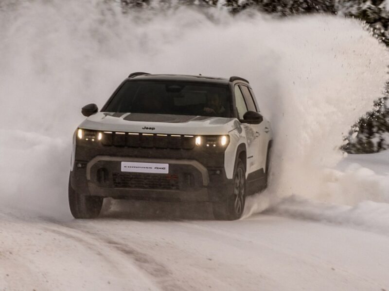 Новый электрический Jeep Compass 4xe: тест в Арктике и полный привод Новый электрический Jeep Compass 4xe на арктическом тесте