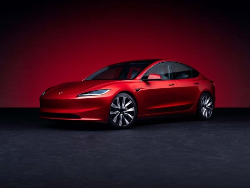 Электромобиль Tesla Model 3 Highland на дороге