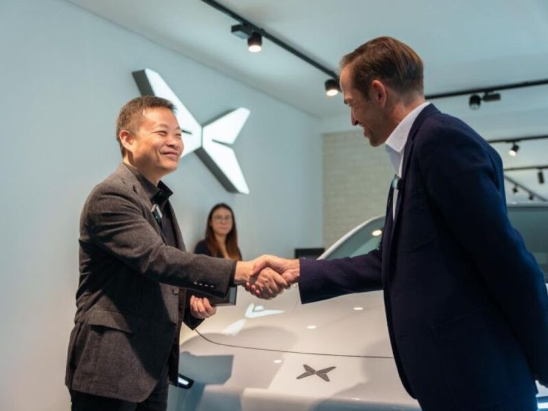 XPeng начал поставки L03 в Европе: первая машина вручена в Париже XPeng L03 на улицах Парижа во время старта европейских поставок