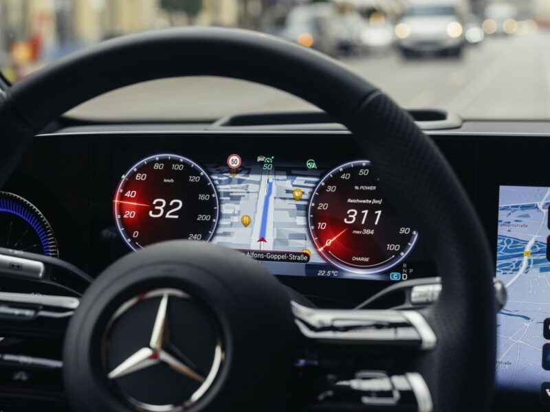 Система MB.Drive Assist Pro работает в городе и на магистралях
