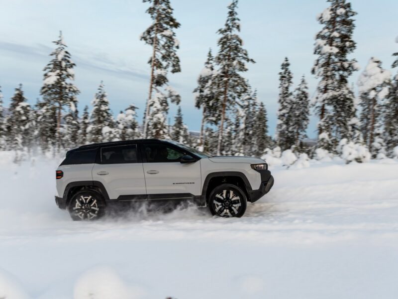 Новый электрический Jeep Compass 4xe: тест в Арктике и полный привод Jeep Compass 4xe демонстрирует управляемость на льду