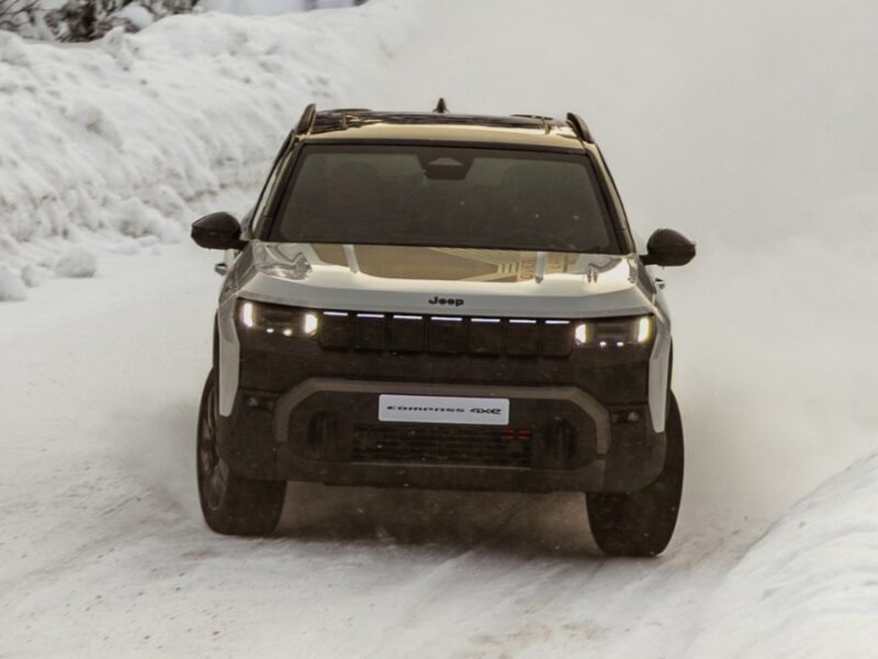 Новый электрический Jeep Compass 4xe: тест в Арктике и полный привод Электрический кроссовер Jeep Compass 4xe в зимних условиях