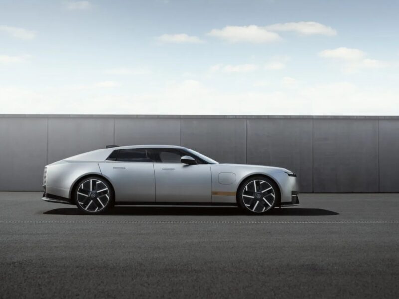 Jaguar Type 01 на дороге: динамичный профиль