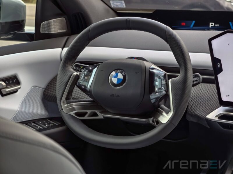 Руль BMW iX3 необычной формы доставляет неудобства при возврате после поворота