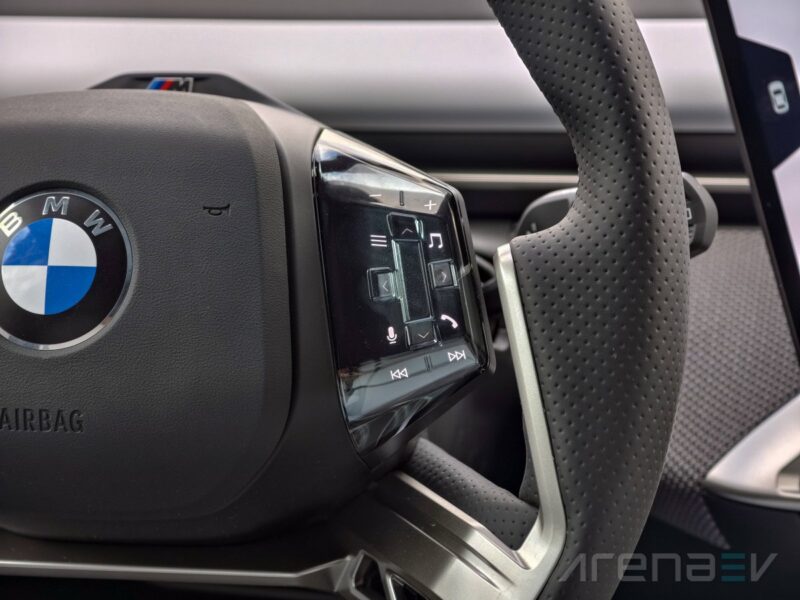 Кнопки на руле BMW iX3 иногда перестают реагировать
