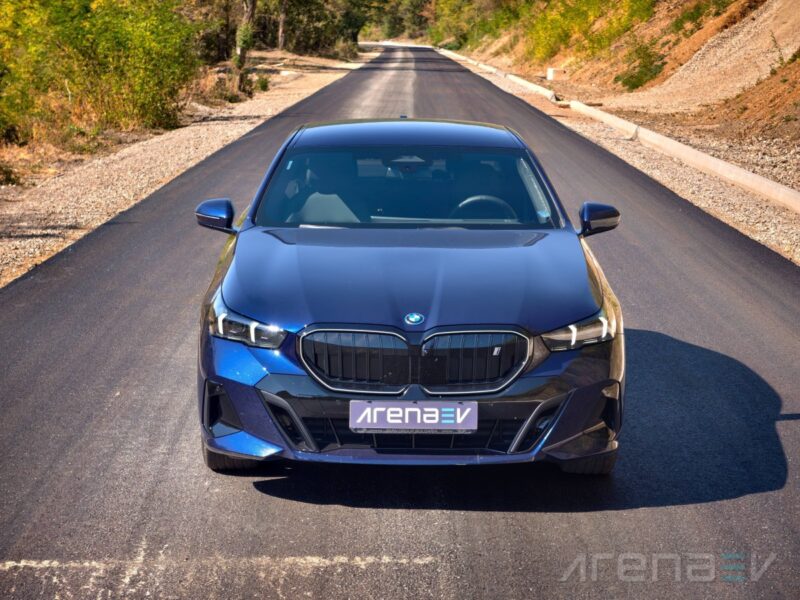 BMW i5 xDrive40: реальный запас хода проверили в идеальных условиях Седан BMW i5 xDrive40 во время замера реального запаса хода