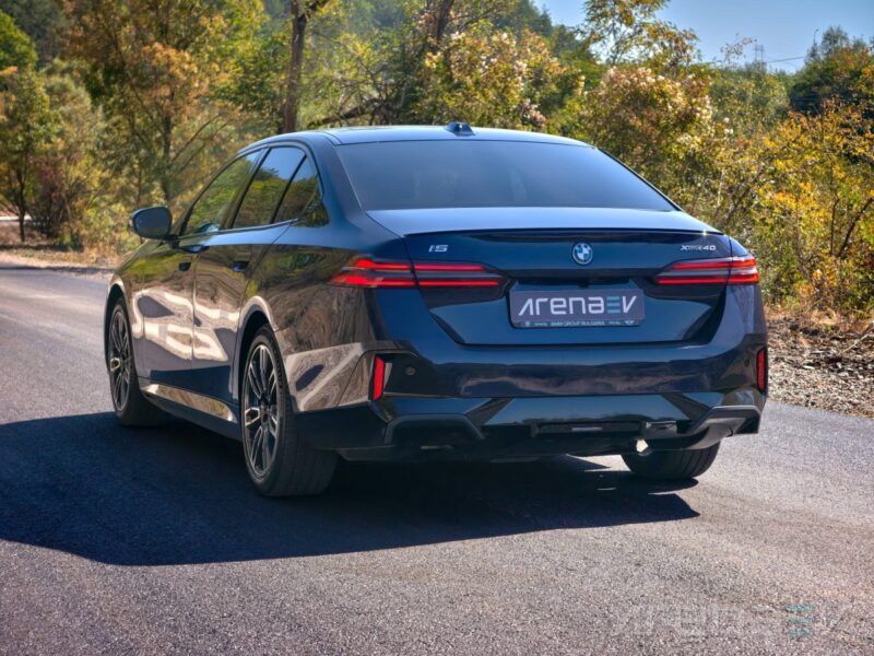 BMW i5 xDrive40: реальный запас хода проверили в идеальных условиях BMW i5 xDrive40 2026 года на тесте с 19-дюймовыми колёсами
