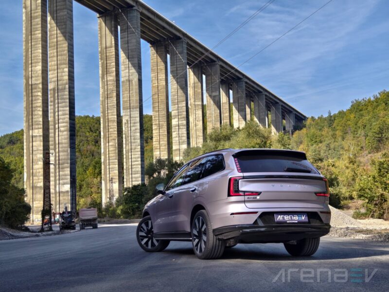 Электрический кроссовер Volvo EX90 во время замеров расхода