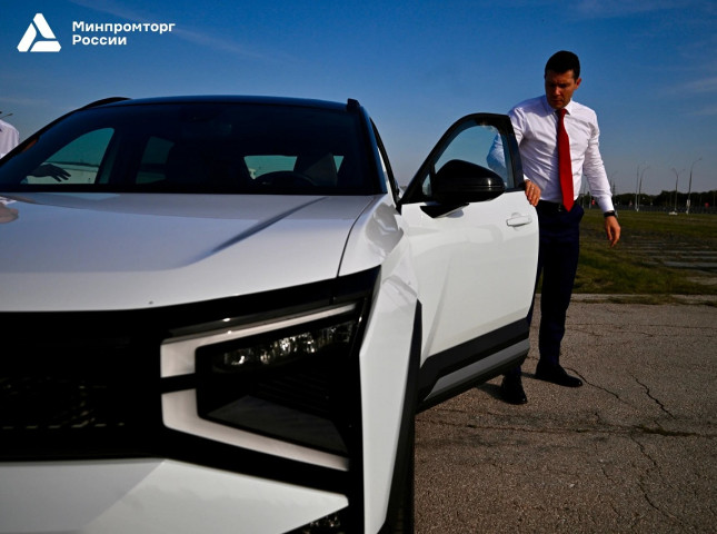 Глава Минпромторга протестировал гибридный LADA Azimut Глава Минпромторга протестировал гибридный LADA Azimut