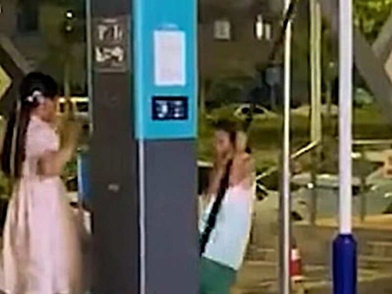 Дети раскачивались на кабелях зарядки BYD: вопросы к безопасности Зарядная станция BYD Megawatt Flash Charger крупным планом