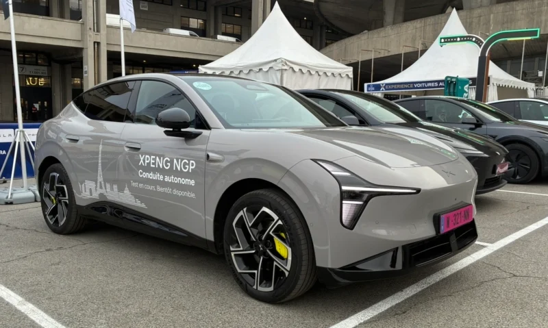 Xpeng NGP в Париже: как китайский автопилот справляется с хаосом Европы Xpeng L03 во время теста NGP на улицах Парижа